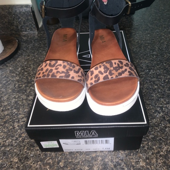 MIA Cheetah print sandals - Picture 2 of 5